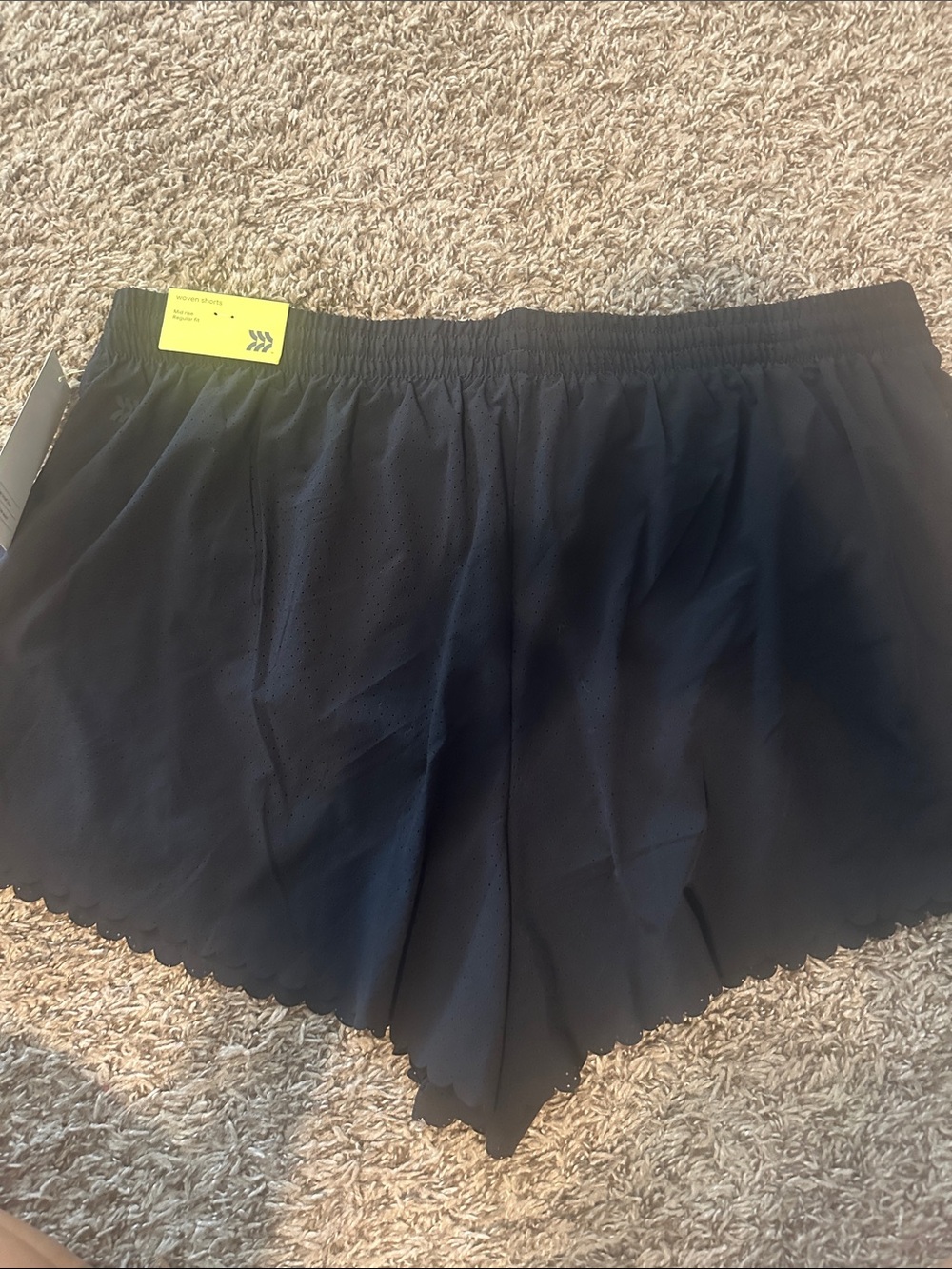 all in motion mid rise perforated scallop edge run shorts 3" NWT k - Picture 6 of 7